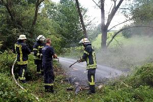 Bild: Der brennender Sperrmüll wurde abgelöscht und auseinander gezogen.