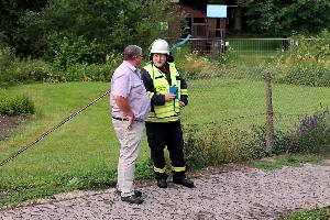 Bild: Ortsvorsteher Stefan Löw erkundigte sich beim Einsatzleiter über den Einsatz in der Wiesbacher Valierusstraße