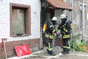 Bild: Der Angriffstrupp nach dem Atemschutzeinsatz im Haus