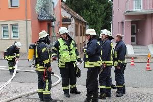 Bild: Der Einsatzleiter bei der Kommunikation mit dem Wehrführer und weiteren Führungskräften