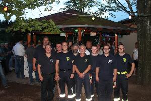 Bild: vertretend für alle anwesenden Feuerwehren ein Gruppenfoto mit der Abordnung des Löschbezirks Bubach-Calmesweiler sowie dem Löschbezirksführer aus Humes Thomas Bastuck. dem ehemaligen Löschbezirksführer aus Habach Rainer Becker und Löschbezirksführer René Finkler