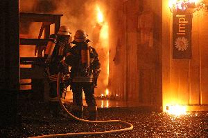 Bild: Ein Trupp geht zur Brandbekämpfung unter umluftunabhängigem Atemschutz vor