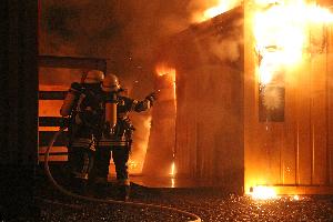 Bild: Ein Trupp geht zur Brandbekämpfung unter umluftunabhängigem Atemschutz vor