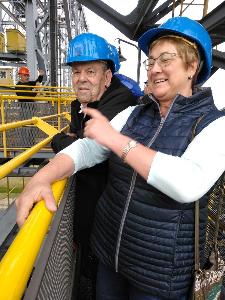 Bild: v.l.n.r. Werner Kraß, Christa Köhl auf der Förderbrücke
