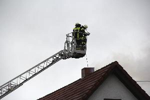Bild: Vom Korb der Drehleiter wurde der Kamin gereinigt