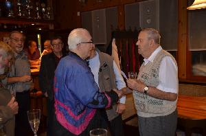 Bild: Alterswehrkamerad Berti Detzler gratuliert Werner Kraß