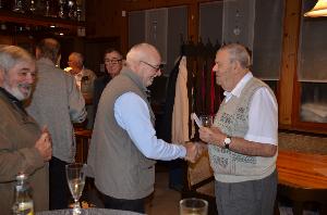 Bild: Alterswehrkamerad Gotthard Detzler gratuliert Werner Kraß