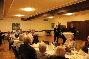 Bild: Wehrführer Klaus Theis bei seinem Grußwort