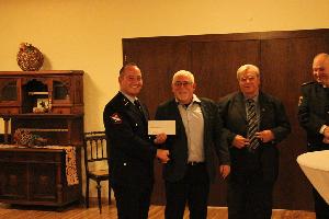 Bild: Ortsvorsteher Peter Dörr überreichte eine Geldspende an den Löschbezirk