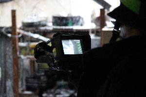 Bild: Kontrolle der Einsatzstelle mit der Wärmebildkamera auf versteckte Glutnester