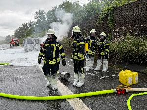 Bild: Kleinbus gerät auf der Autobahn in Brand