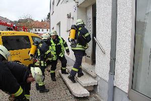 Bild: Unter Atemschutz ging ein Trupp zur Belüftung ins das Gebäude vor