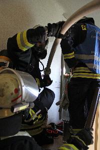 Bild: Einsatzkräfte im Treppenhaus des Gebäudes