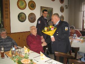 Bild: Alterswehrkamerad Günter Braun nimmt die Glückwünsche der aktiven Kameraden entgegen.