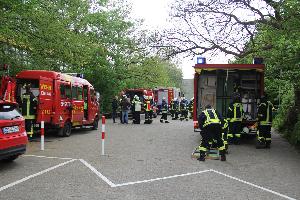 Bild: Der Gefahrstoffzug des Landkreises war mit zahlreichen Fahrzeugen und Helfern vor Ort