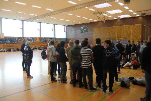 Bild: Die Schülerinnen und Schüler, die nicht direkt mit dem Stoff in Berührung gekommen waren, wurden in der Hellberghalle betreut