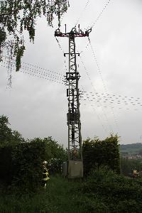 Bild: Ein Blitz hatte in den Strommasten eingeschlagen und einen Brand verursacht