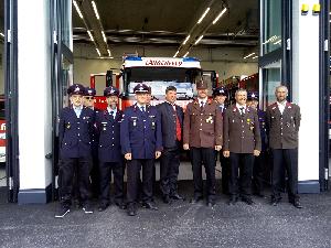 Bild: Die Abordnung aus Bubach-Calmesweiler mit Bürgermeister Richard Grüner (Bildmitte), Kommandant Tobias Praxmarer (4.v.r.), Zugkommandant Florian Schöpf (3.v.r.), u.a.