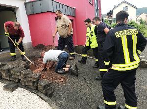 Bild: Die Einfahrt musste durch einen Handwerker geöffnet werden um an die Zisterne zu gelangen.