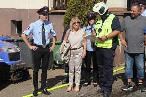 Bild: Bürgermeisterin Birgit Müller-Closset zusammen mit den Gemeindejugendbetreuern Christopher Steil (links) und Eva-Maria Herrmann sowie dem Einsatzleiter Thomas Theis