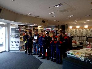 Bild: Die Jugendfeuerwehrleute zogen als Glücksfee die Gewinner der Tombola