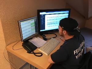 Bild: An diesem Arbeitsplatz werden jedem Einsatz die benötigten Einsatzmittel (Fahrzeuge, Einheiten) zugewiesen, die zuvor von Führungskräften festgelegt wurden.