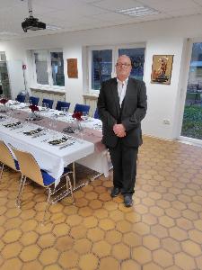 Bild: Service-Chef Hans-Werner Guthörl wartet auf die Gäste des Abends