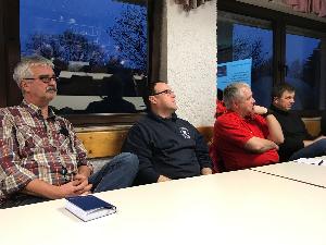 Bild: Peter Lutz von der Gemeinde (links), Leiter des Gemeindebauhofs Sascha Pittner (rechts) und Markus Baus von der DLRG (daneben, mit rotem T-Shirt) waren zu Gast im Löschbezirk Eppelborn