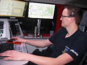 Bild: Blick in den Einsatzleitwagen der Feuerwehr Illingen