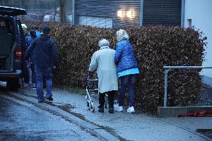 Bild: Evakuierung der Bewohner des Pflegeheims St. Josef in der Ortsmitte