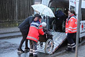 Bild: Evakuierung der Bewohner des Pflegeheims St. Josef in der Ortsmitte