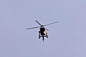 Bild: Ein Hubschrauber der Bundespolizei überfliegt die Ortsmitte noch einmal zur Kontrolle