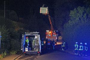 Bild: Mitarbeiter des Energieversorgers demontierten die Lampe