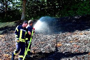 Bild: Mit einem C-Rohr wurden Nachlöscharbeiten durchgeführt.