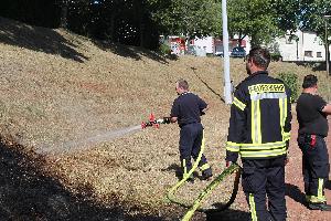 Bild: Mit einem C-Rohr wurden Nachlöscharbeiten durchgeführt.