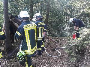 Bild: Mit dem Kleinlöschgerät Kübelspritze konnte das Feuer gelöscht werden