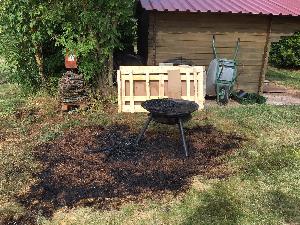 Bild: Trotz erhöhter Feuerschale fing die umliegende Wiese Feuer.