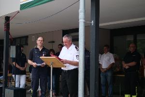 Bild: Ehrung von Erik Diwersy für 35 Jahre Feuerwehr durch Kreisbrandinspekteur Michael Sieslack