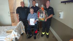Bild: Ehrung für 70 Jahre Feuerwehr von Alterswehrkamerad Robert Hinsberger