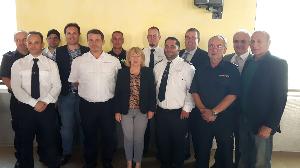 Bild: (vordere Reihe: v.l.n.r.) Michael Schuh, Kreisbrandmeister, der neue Löschbezirksführer Humes/Hierscheid, Thomas Bastuck, Bürgermeisterin Birgit Müller-Closset, Wehrführer Andreas Groß, 1. Stellv. Wehrführer Wolfgang Braun, Ortsvorsteher Humes, Karl Barrois
(hintere Reihe v.l.n.r) 2. Stellv. Wehrführer Thorsten Fuchs, bisheriger stellv. Löschbezirksführer Hierscheid, Simon Paulini, designierter Bürgermeister Dr. Andreas Feld, 2. Stellv. Löschbezirksführer Humes/Hierscheid, Patrick Behr, 1. Stellv. Löschbezirksführer Patrick Hoffmann, Beigeordneter Sebastian Michel und Ortsvorsteher Hierscheid, Marco König