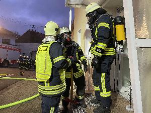 Bild: Der Trupp unter Atemschutz schließt sich mit dem Einsatzleiter kurz