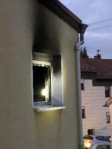 Bild: Auch der Bereich um das Fenster des Brandraumes wurde in Mitleidenschaft gezogen