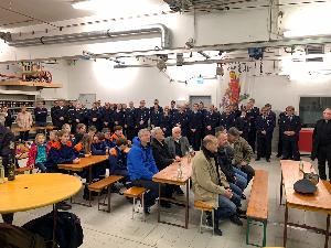 Bild: Zahlreiche Gäste und Mitglieder des Löschbezirks Wiesbach in der Fahrzeughalle im Gerätehaus in Wiesbach