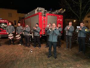 Bild: Der Fanfarenzug des Löschbezirks Eppelborn umrahmte die Feierlichkeiten musikalisch
