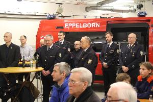 Bild: Zahlreiche Gäste und Mitglieder des Löschbezirks Wiesbach in der Fahrzeughalle im Gerätehaus in Wiesbach
