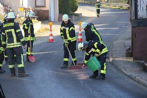 Bild: Mit Bindemitteln wurde die Ölspur abgestreut