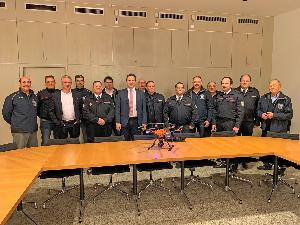 Bild: Der Förderverein des Löschbezirks Eppelborn mit Mitgliedern der Wehr- und Löschbezirksführung zusammen mit Bürgermeister Dr. Andreas Feld