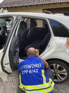 Bild: Auf der Suche nach einer Schlange, welche während der Fahrt vom Fahrzeuginhaber gesichtet wurde.