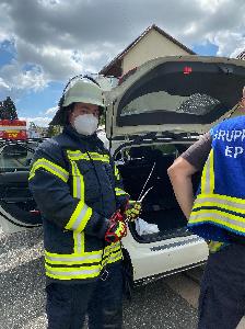 Bild: Mit speziellem Werkzeug für die Schlangenhaltung wurde nach der Schlange gesucht.