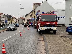 Bild: Gleich zwei mal musste die Feuerwehr zu ölverschmutzten Straßen ausrücken, wie hier im Ortsteil Eppelborn